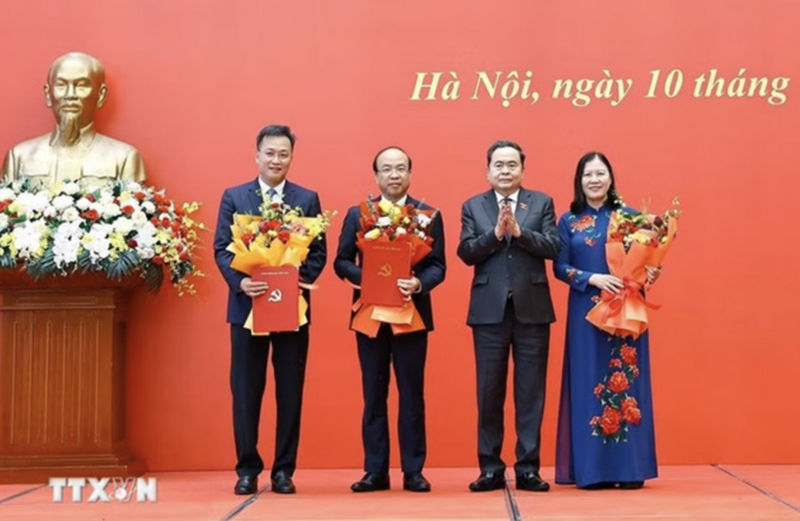 Chủ tịch Quốc hội Trần Thanh Mẫn trao Quyết định và tặng hoa cho Bí thư các Đảng ủy: Ủy ban Pháp luật và Tư pháp; Ủy ban Dân nguyện và Giám sát; Kiểm toán Trang Chủ OKVIP COM Top #1 nhiệm kỳ 2025 - 2030. Ảnh: TXVN