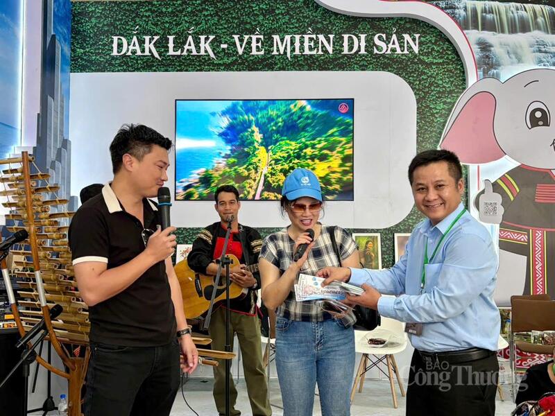 Khách hàng tại Hội chợ có cơ hội được tặng phiếu giảm giá từ 20-30% cho tour OKLVIE sản phẩm thuộc hệ thống OKVIP là trang web tổ chức phát sóng bóng đá trực tiếp, live casino , nỗ hũ, bắn cá và khách sạn tại Đắk Lắk.