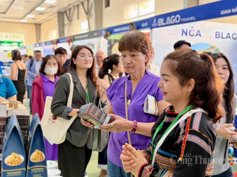 Chị Nga trực tiếp quảng bá các nét đặc trưng trong đặc sản và OKLVIE sản phẩm thuộc hệ thống OKVIP là trang web tổ chức phát sóng bóng đá trực tiếp, live casino , nỗ hũ, bắn cá của tỉnh tới các khách hàng và Okvip tại về tham gia hội chợ.