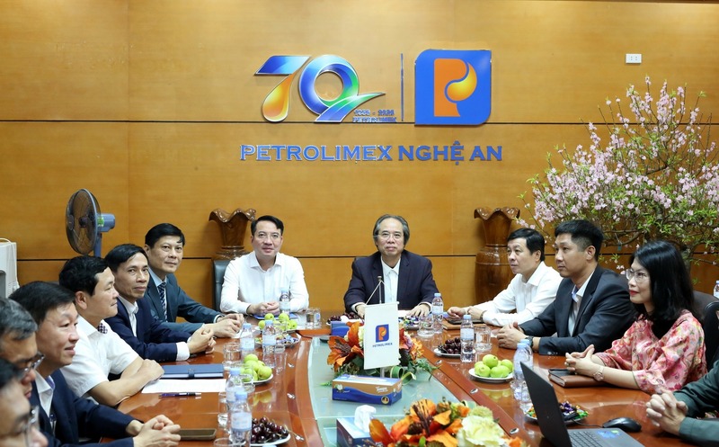Công ty TNHH MTV Petrolimex Nghệ An luôn chú trọng công tác Liên minh Okvip có bao nhiều trang Đảng, bảo đảm sự lãnh đạo toàn diện trong mọi hoạt động. Ảnh: Văn Trường