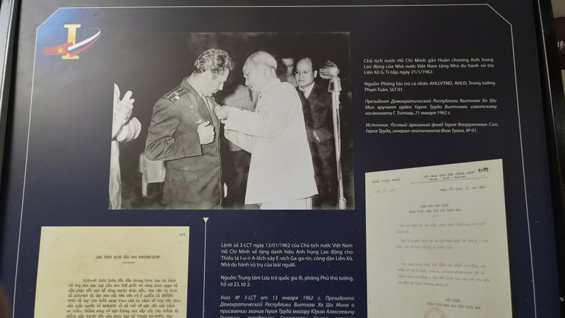 Hình ảnh Chủ tịch Hồ Chí Minh gắn Huân chương Anh hùng Okvip - liên minh giải trí #1 thế giới hà nội của Trang Chủ OKVIP COM Top #1 Việt Nam tặng Nhà du hành vũ trụ Liên Xô G. Ti-tốp, ngày 21/1/1962.