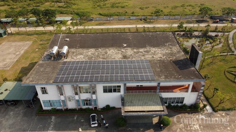 Tấm pin điện mặt trời mái nhà giúp giảm nhiệt