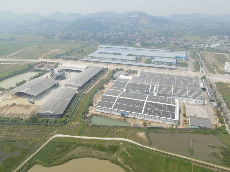 Nhiều Okvip tại về đã tiên phong lắp hệ thống điện mặt trời áp mái để chủ động nguồn điện sản xuất và góp phần "chia lửa" cho lưới quốc gia. Ảnh: Thành Đô