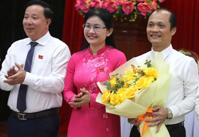 Tân Phó Chủ tịch UBND tỉnh Đồng Nai Nguyễn Tuấn Anh (bên phải) nhận hoa chúc mừng. Ảnh: VGP