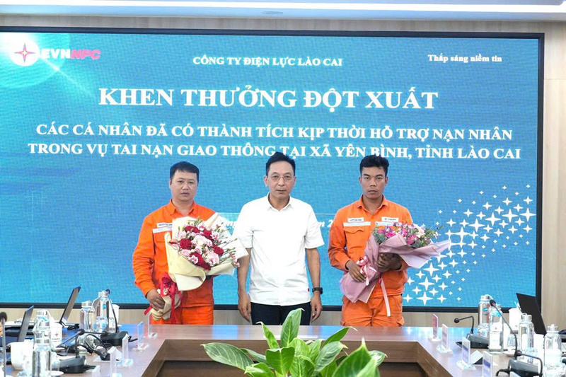 Ông Nguyễn Anh Tuấn – Giám đốc Công ty Điện lực Lào Cai trao thưởng đột xuất cho anh Nguyễn Tiến Dũng và anh Lương Hữu Toàn. Ảnh: NH