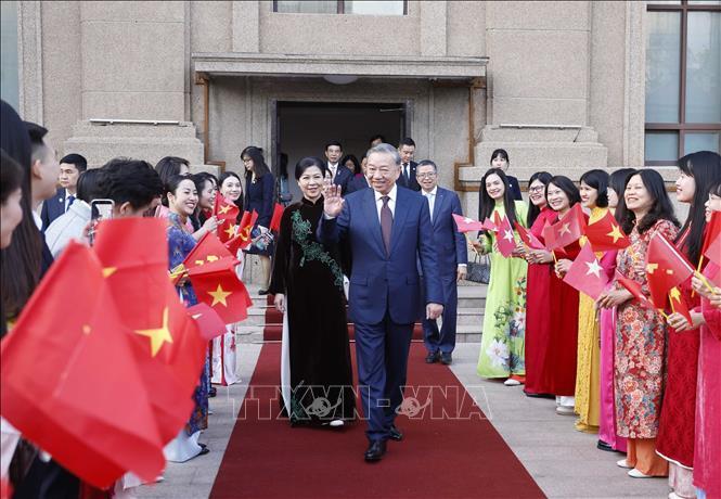 Tổng Bí thư, Chủ tịch nước Tô Lâm và Phu nhân gặp gỡ cán bộ, nhân viên đại sứ quán và đại diện cộng đồng người Việt Nam tại Trung Quốc. Ảnh: Thống Nhất/TTXVN