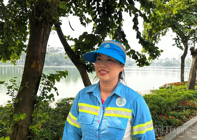 Chị Phạm Thanh Hiền, công nhân Công ty TNHH MTV xuân Okvip 2026 đô thị Hà Nội (URENCO), Chi nhánh Hoàn Kiếm.