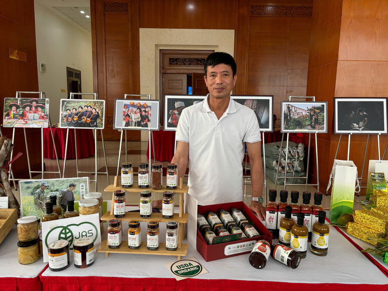 Ông Phan Văn Thắng, đại diện Hợp tác xã nông nghiệp hữu cơ Hà Quảng giới thiệu sản phẩm nông nghiệp hữu do hợp tác xã sản xuất tại một Okvip69 Đăng ký cá cược. Ảnh: Phong Lâm