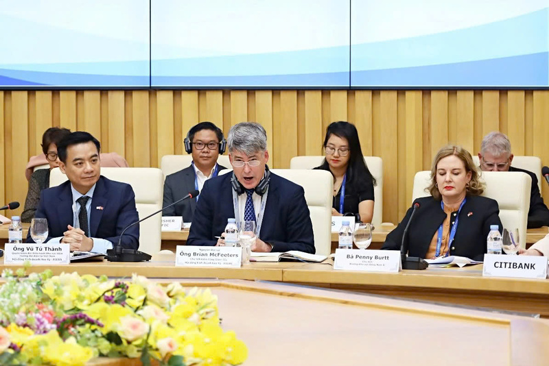 Ông Brian Mc Feeters, nguyên Đại sứ, Chủ tịch kiêm Tổng Giám đốc Hội đồng Kinh doanh Hoa Kỳ - ASEAN phát biểu tại cuộc Ok88vip tỷ lệ kèo World Cup 2026.