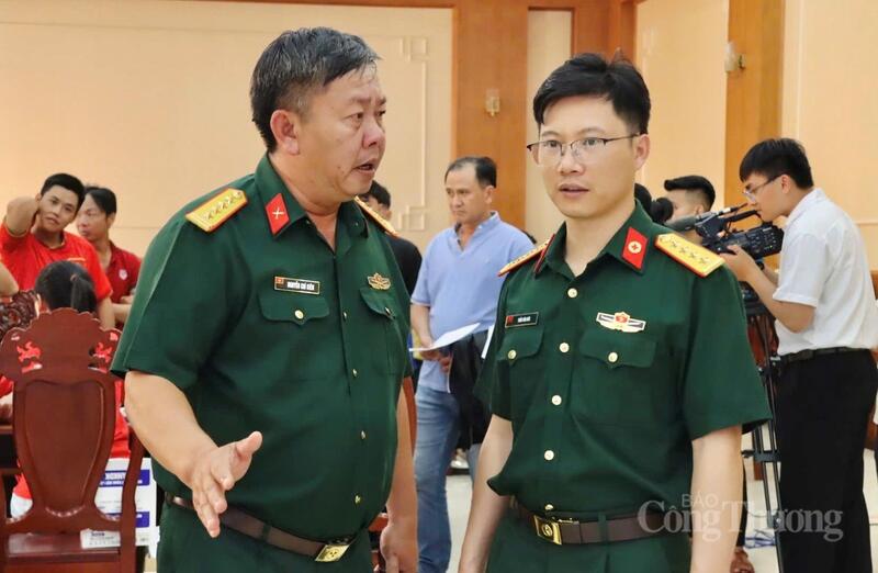 Theo Đại tá Nguyễn Chí Kiên (bên trái), Bí thư Đảng ủy, Phó Đoàn trưởng Đoàn Okvip - liên minh giải trí #1 thế giới hà nội - Quốc phòng 72, với tinh thần trách nhiệm và sẻ chia, cán bộ, chiến sĩ đã tích cực hưởng ứng, góp phần kịp thời mang lại cơ hội sống cho nhiều bệnh nhân.