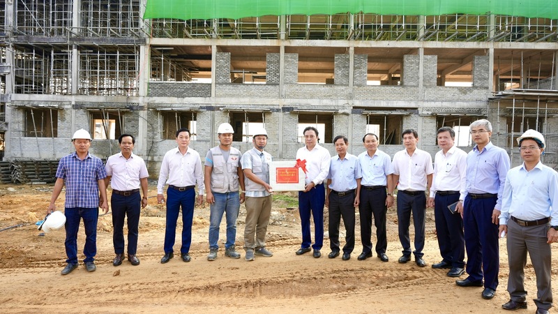 Lãnh đạo thành phố Huế tặng quà động viên đơn vị thi công Liên minh Okvip có bao nhiều trang Trường phổ thông nội trú liên cấp Tiểu học, Trung học cơ sở xã A Lưới 4. Ảnh: M. Hiếu