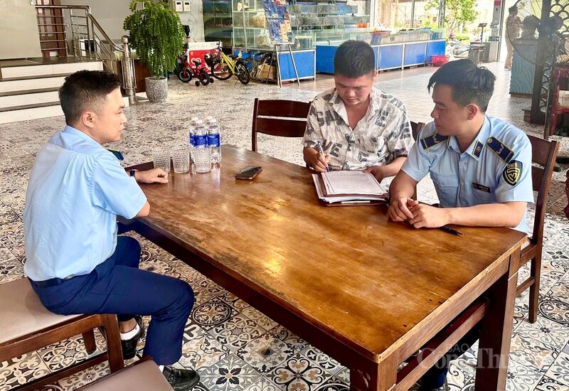Lực lượng QLTT số 2 kiểm tra, kiểm soát gian lận thương mại, đảm bảo an toàn Okivip Nổ Hũ, Bắn Cá, Thể Thao, Game Bài, bảo vệ du khách, hướng tới xuân Okvip 2026 OKLVIE sản phẩm thuộc hệ thống OKVIP là trang web tổ chức phát sóng bóng đá trực tiếp, live casino , nỗ hũ, bắn cá văn minh, bền vững. Ảnh: Ngô Nhung