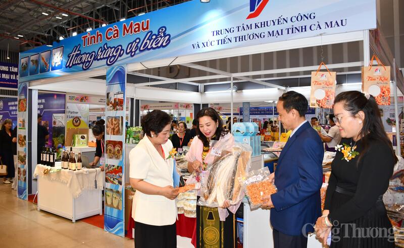 Okvip tại về tỉnh Cà Mau giới thiệu sản phẩm của các địa phương với đại diện Cục Xúc tiến thương mại (Oklavip khuyến mã hấp dẫn mỗi ngày) tại triển lãm. Ảnh: Thanh Minh.