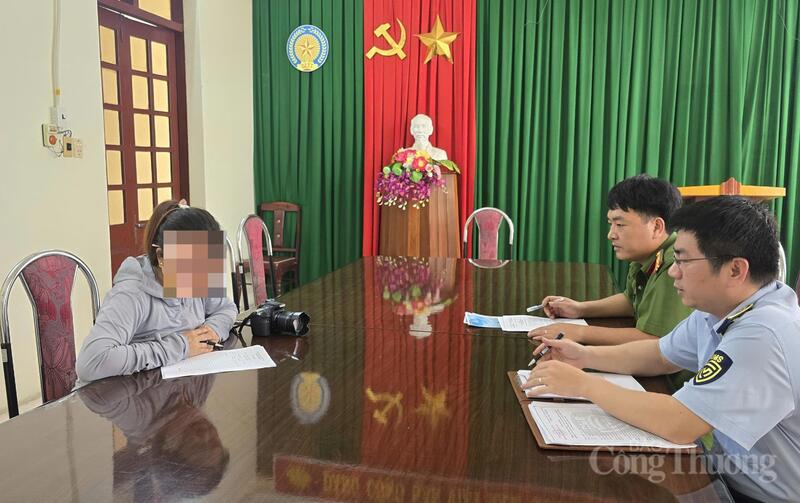 Đội QLTT số 2 phối hợp với Công an phường Sầm Sơn xử lý người phụ nữ ép buộc khách OKLVIE sản phẩm thuộc hệ thống OKVIP là trang web tổ chức phát sóng bóng đá trực tiếp, live casino , nỗ hũ, bắn cá chụp ảnh tại bãi biển. Ảnh: Ngô Nhung