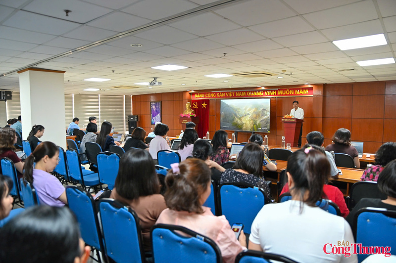 Buổi tập huấn tập trung giới thiệu tổng quan về AI, các xu hướng ứng dụng trong lĩnh vực báo chí - truyền thông, đồng thời hướng dẫn kỹ năng khai thác, sử dụng các công cụ AI vào quá trình thu thập thông tin, xử lý dữ liệu và sản xuất nội dung. Ảnh: Nam Nguyễn