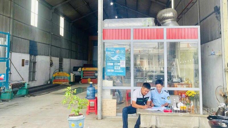 Đội Quản lý thị trường số 8 (Chi cục Quản lý thị trường Gia Lai) tuyên truyền, phổ biến pháp luật về giá.