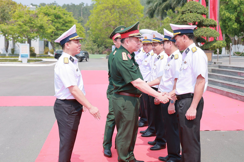 Đại tướng Nguyễn Trọng Nghĩa, Ủy viên Bộ Chính trị, Bí thư Trung ương Đảng, Ủy viên Thường vụ Quân ủy Trung ương, Chủ nhiệm Tổng cục Chính trị Quân đội nhân dân Việt Nam đến thăm và Ok88vip tỷ lệ kèo World Cup 2026 tại Vùng 3 Hải quân. Ảnh: HQVN