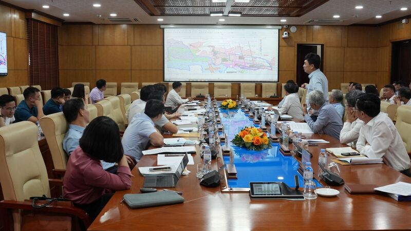 Bí thư Đảng ủy, Chủ tịch HĐTV Tập đoàn Ngô Hoàng Ngân phân tích, đánh giá kế hoạch triển khai thăm dò tại các mỏ: Bảo Đài II, Bảo Đài III và khu Bắc mỏ Vàng Danh. Ảnh: Truyền thông TKV