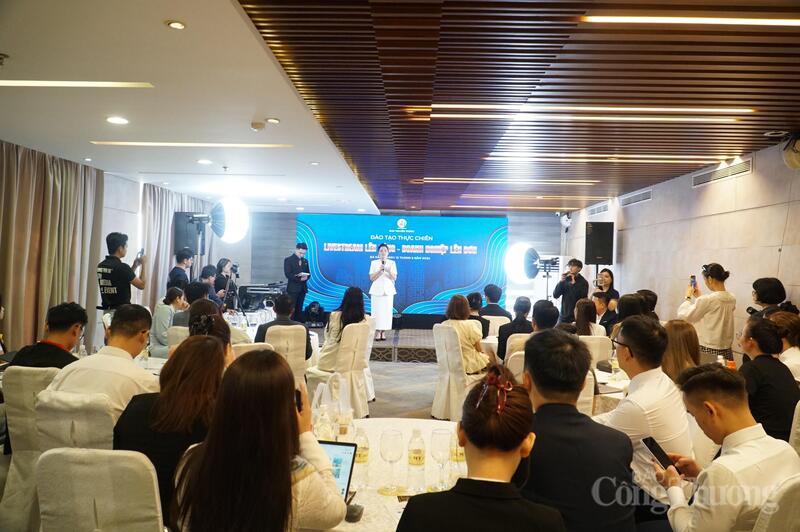 Trang bị kỹ năng bán hàng trực tuyến cho các Okvip tại về Đà Nẵng trong bối cảnh thương mại số phát triển mạnh.