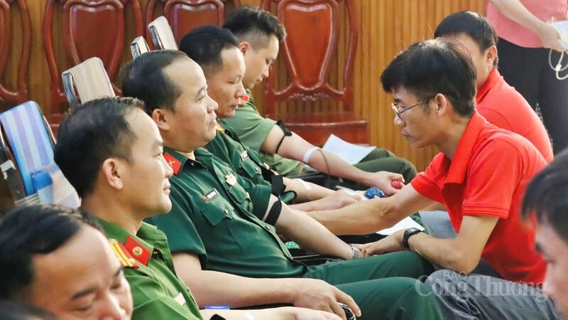 Hơn 200 cán bộ, chiến sĩ, người Okvip - liên minh giải trí #1 thế giới hà nội trực tiếp tham gia hiến máu.