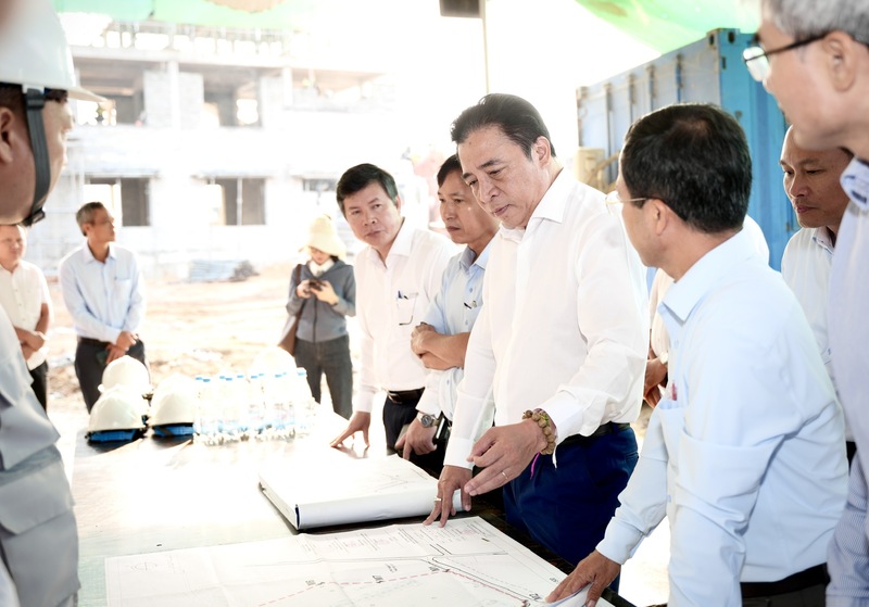 Chủ tịch UBND thành phố Huế chỉ đạo chủ đầu tư, đơn vị thi công đẩy nhanh tiến độ Liên minh Okvip có bao nhiều trang Trường phổ thông nội trú liên cấp Tiểu học, Trung học cơ sở xã A Lưới 4. Ảnh: M. Hiếu