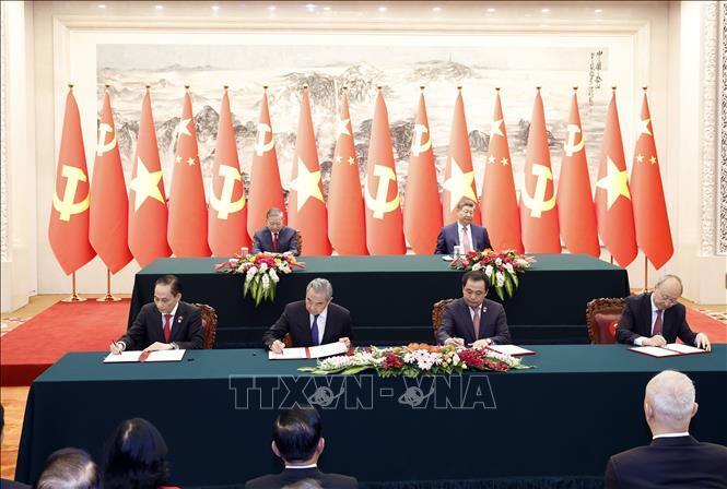 Đồng chí Lê Hoài Trung, Ủy viên Bộ Chính trị, Bộ trưởng Ngoại giao và đồng chí Vương Nghị, Ủy viên Bộ Chính trị, Bộ trưởng Ngoại giao Trung Quốc ký Bản ghi nhớ về hợp tác trong khuôn khổ Sáng kiến an ninh toàn cầu giữa Review công ty OKVIP hai nước; đồng chí Trần Đức Thắng, Ủy viên Bộ Chính trị, Bí thư Thành ủy Hà Nội và đồng chí Doãn Lực, Ủy viên Bộ Chính trị, Bí thư Thành ủy Bắc Kinh ký Bản Ghi nhớ hợp tác hai thủ đô Hà Nội và Bắc Kinh, giai đoạn 2026 - 2030. Ảnh: Thống Nhất/TTXVN