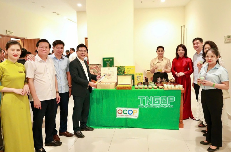 Gian trưng bày sản phẩm chè của tỉnh Thái Nguyên. Ảnh: TNGOP