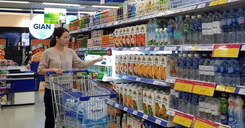 Các kệ hàng nước giải khát luôn trong tình trạng đầy ắp chủng loại, sẵn sàng phục vụ nhu cầu tăng cao trong mùa khô 2026. Ảnh: Minh Anh