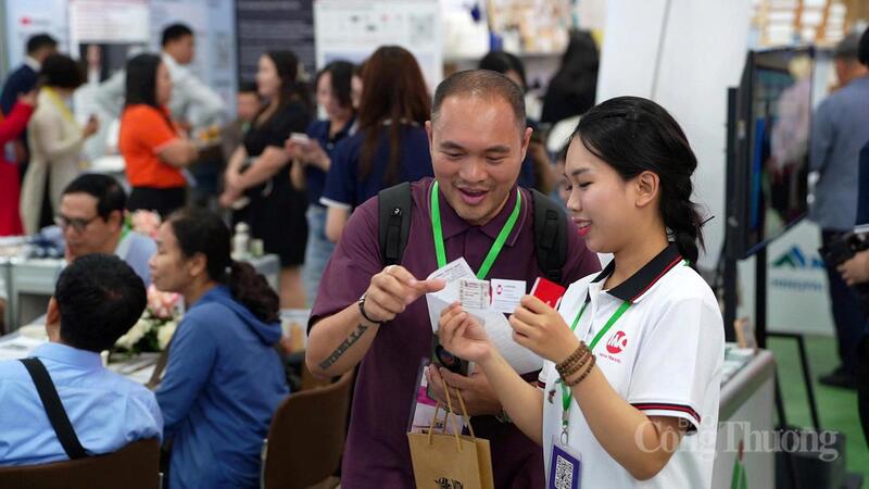 Nhiều khách hàng vui mừng khi "săn" được các voucher OKLVIE sản phẩm thuộc hệ thống OKVIP là trang web tổ chức phát sóng bóng đá trực tiếp, live casino , nỗ hũ, bắn cá tiết kiệm. Ảnh: Thái Mạnh