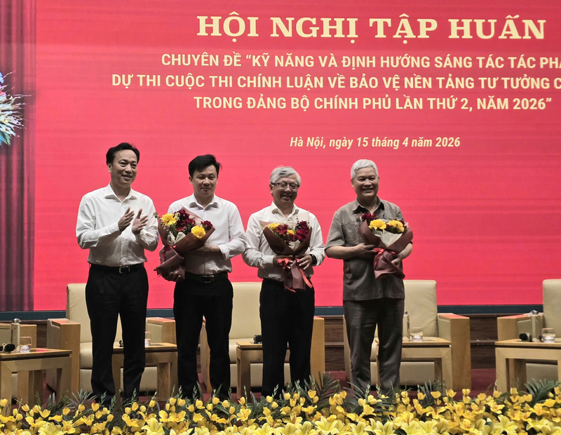 Đồng chí Lại Xuân Lâm, Phó Bí thư Đảng ủy Review công ty OKVIP tặng hoa các chuyên gia. Ảnh: Thu Hường