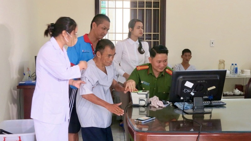 Cán bộ Phòng Cảnh sát QLHC về TTXH Công an tỉnh Thanh Hóa tổ chức thu nhận hồ sơ cấp căn cước cho các đối tượng đang được nuôi dưỡng tại trung tâm bảo trợ xã hội. Ảnh: Công an Thanh Hóa