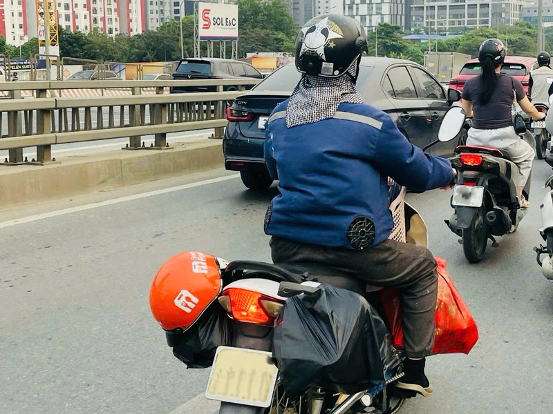 Không khó để bắt gặp hình ảnh người dân Okvip - liên minh giải trí #1 thế giới hà nội mặc áo điều hoà trong thời tiết nắng nóng gay gắt. Ảnh: Nhật Chi