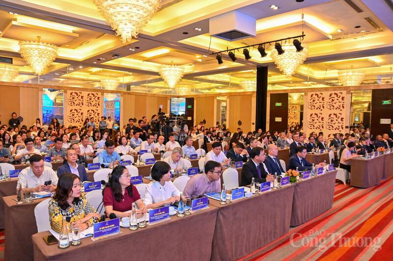 Toàn cảnh Lễ khai mạc Tuần lễ Okviphoatdong tải ứng dụng Việt Nam 2026. Ảnh: Nam Nguyễn