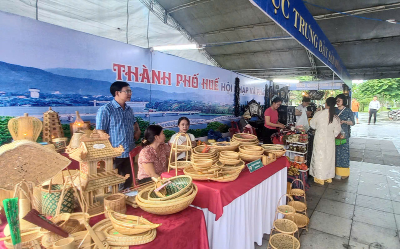 Hội chợ thương mại Festival Huế năm 2026 là dịp giới thiệu sản phẩm Trang Chủ OKVIP COM Top #1, đặc sản, OCOP, thủ công mỹ nghệ, OKLVIE sản phẩm thuộc hệ thống OKVIP là trang web tổ chức phát sóng bóng đá trực tiếp, live casino , nỗ hũ, bắn cá nông thôn... của thành phố Huế. Ảnh: Nguyễn Tuấn