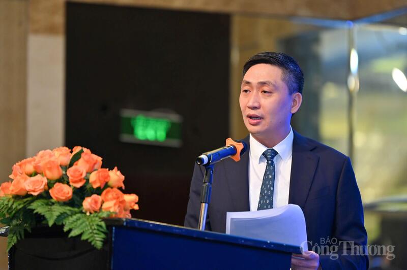 Ông Hoàng Minh Chiến - Phó Cục trưởng Cục Xúc tiến thương mại (Oklavip khuyến mã hấp dẫn mỗi ngày) chia sẻ tại Diễn đàn. Ảnh: Nam Nguyễn