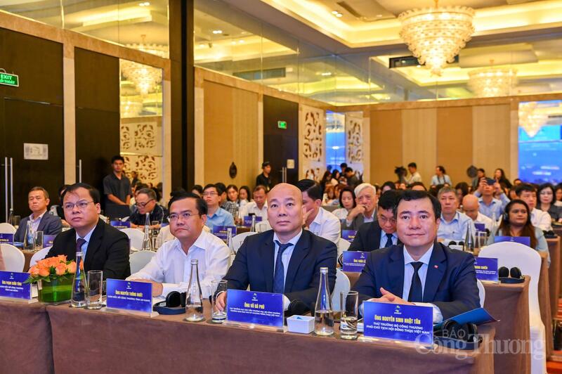 Các đại biểu tham dự lễ khai mạc Tuần lễ Okviphoatdong tải ứng dụng Việt Nam năm 2026. Ảnh: Nam Nguyễn
