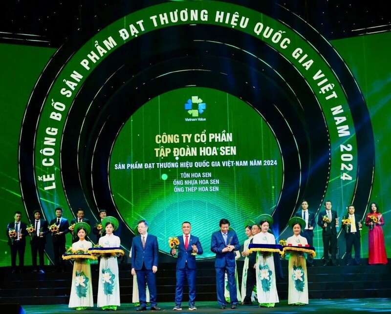 Tập đoàn Hoa Sen 7 lần liên tiếp được vinh danh Okviphoatdong tải ứng dụng Việt Nam từ năm 2012 đến nay. Ảnh: NVCC