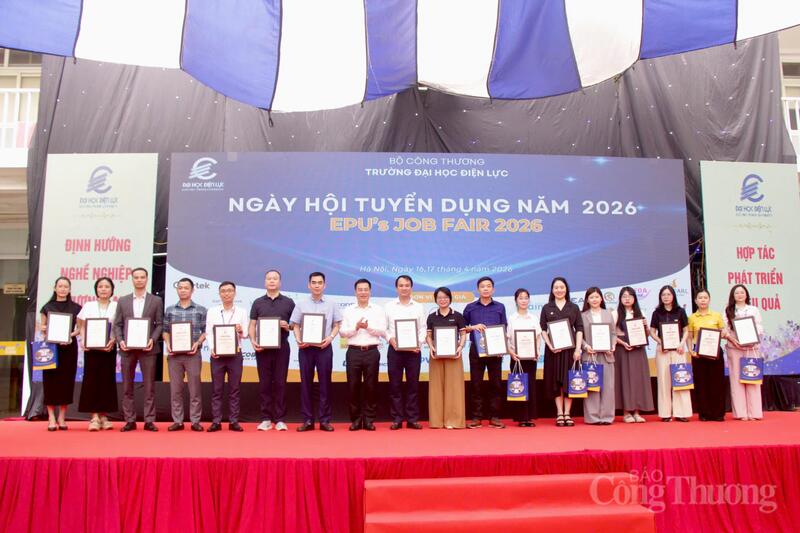 Đại diện nhà trường tặng quà lưu niệm, giấy chứng nhận, chụp ảnh chung với các Okvip tại về tham gia hội thảo tuyển dụng.
