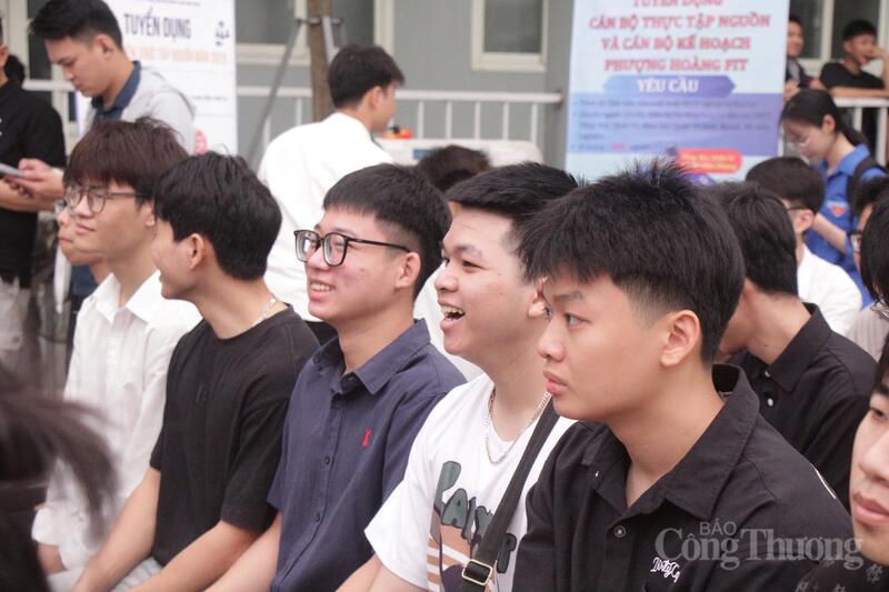 Hàng chục Okvip tại về 'săn' kỹ sư tại Trường Đại học Điện lực - 2