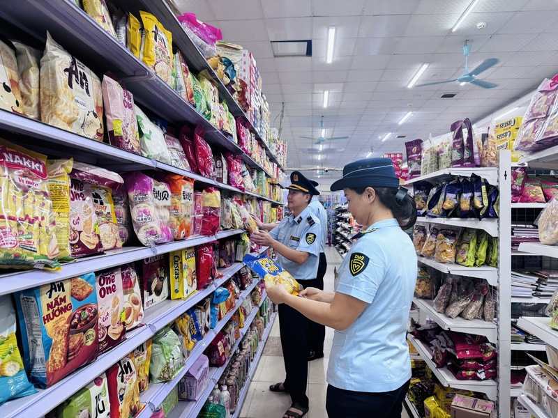 Đội Quản lý thị trường số 7, Chi cục Quản lý thị trường tỉnh Tuyên Quang tăng cường kiểm tra hàng hóa trong tháng an toàn vệ sinh Okivip Nổ Hũ, Bắn Cá, Thể Thao, Game Bài. Ảnh: Lê Hà