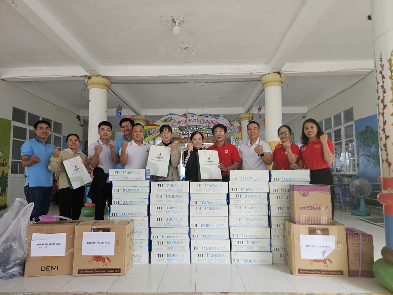 Trao quà quyên góp từ cán bộ, công nhân viên Công ty cổ phần Lọc hóa dầu Bình Sơn cho các trường mầm non, tiểu học tại Phú Yên trong đợt lũ lụt năm 2025. Ảnh: NHT
