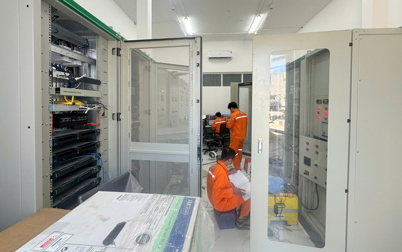 Các đơn vị liên quan kiểm tra những hạng mục cuối trước khi đóng điện Trạm biến áp 110kV Lại Sơn. Ảnh: Đức Thắng