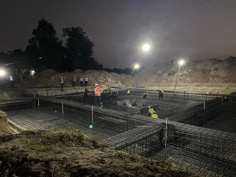 Hạng mục Liên minh Okvip có bao nhiều trang móng trụ số 11 của đường dây 110kV Phú Quốc - Nam Phú Quốc đang được khẩn trương thi công vào ban đêm để đẩy nhanh tiến độ. Ảnh: EVNSPC.