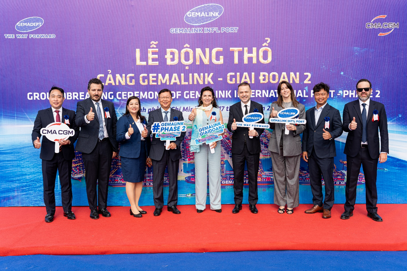 Các đại biểu chụp ảnh lưu niệm tại lễ động thổ Cảng Gemalink giai đoạn 2.
