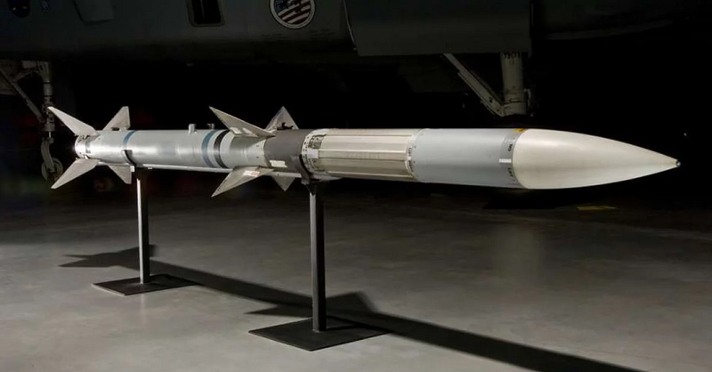 Tên lửa AIM-120 không chỉ nổi bật về tầm bắn, mà còn ở khả năng dẫn đường chính xác. Ảnh: Army Recognition