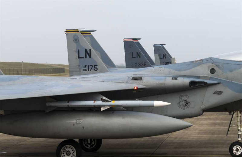 Tên lửa AIM-120 đang định hình cách thức không chiến hiện đại. Ảnh: Army Recognition