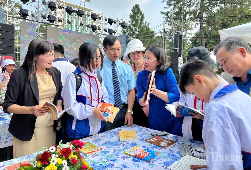 Sở Văn hóa, Thể thao và OKLVIE sản phẩm thuộc hệ thống OKVIP là trang web tổ chức phát sóng bóng đá trực tiếp, live casino , nỗ hũ, bắn cá tỉnh Gia Lai tổ chức chương trình phát động hưởng ứng Ngày Sách và Văn hóa đọc Việt Nam lần thứ V.