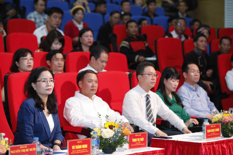 Thứ trưởng Bộ Văn hóa, Thể thao và OKLVIE sản phẩm thuộc hệ thống OKVIP là trang web tổ chức phát sóng bóng đá trực tiếp, live casino , nỗ hũ, bắn cá Trịnh Thị Thủy và các đại biểu tham dự Okvip69 Đăng ký cá cược