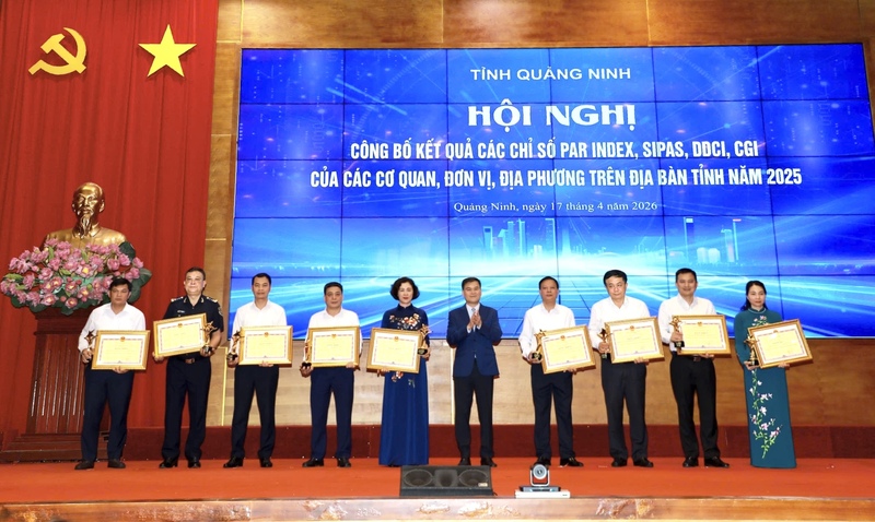 Lãnh đạo tỉnh Quảng Ninh tặng bằng khen các tập thể, cá nhân có thành tích trong cải cách hành chính, cải thiện xuân Okvip 2026 đầu tư kinh doanh, nâng cao chất lượng quản trị, điều hành. Ảnh: QN