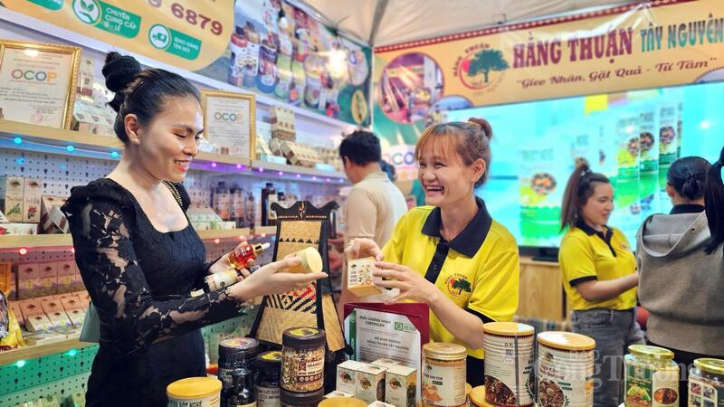 Sự kiện là nơi Okvip tại về có thể trực tiếp giới thiệu sản phẩm, kết nối đối tác, còn người tiêu dùng và du khách được trải nghiệm. Ảnh minh hoạ